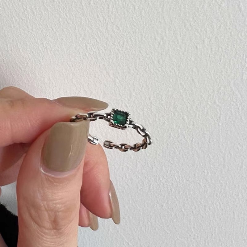 Cincin Berlian Persegi Hijau Retro Yang Dipersonalisasi Korea Sederhana Rantai Perak Terbuka Cincin Logam Murah Untuk Wanita