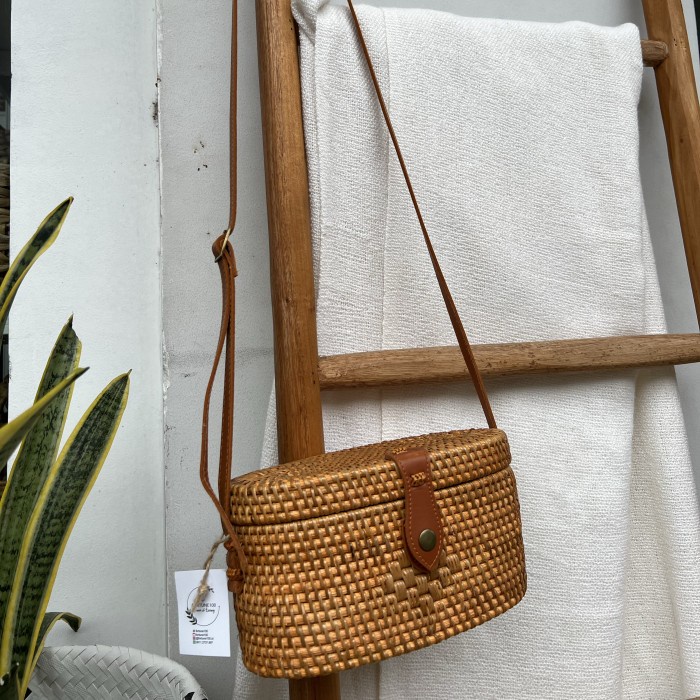 Tas Rotan Oval Tali Selempang / Tas Anyaman Rotan Oval Selempang TRB04
