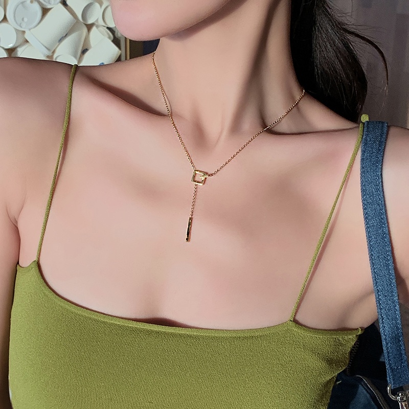 Kalung Titanium Kotak Geometris Tahan Karat Tidak Luntur Emas 18K ladies model Panjang