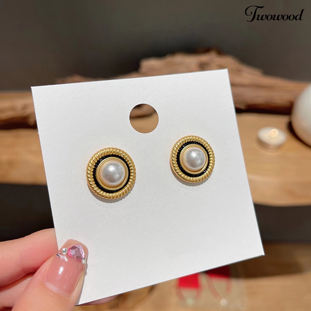 Twowood 1pasang Ear Studs Vintage Elegan Temperamen Putaran Cahaya Mewah Hias Hadiah Wanita Mutiara Imitasi Stud Earrings Perhiasan Aksesoris Populer