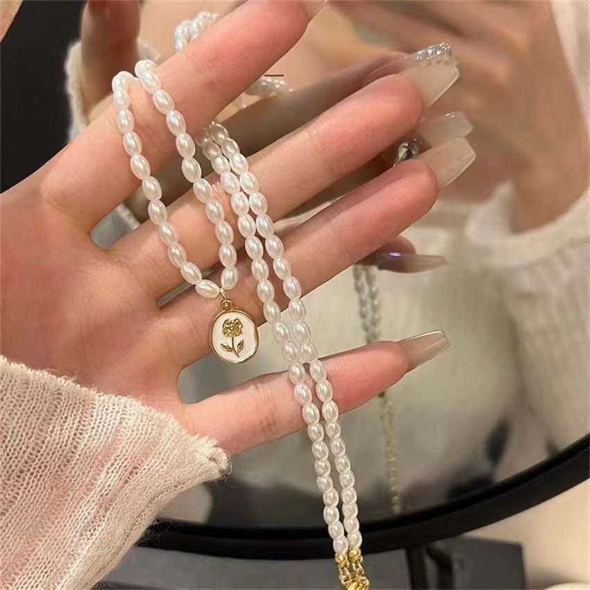 Kalung Mutiara Liontin Mawar Emas Lembut Perempuan Desain Niche Prancis Rantai Klavikula