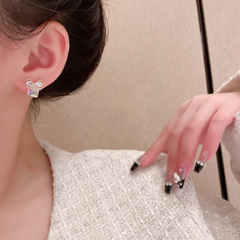 Versi Korea Dari Anting Busur Kristal Indah, Cahaya Mewah Serbaguna Super Flash Stud Earrings Wanita