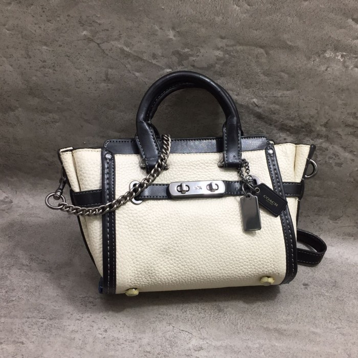 Tas Selempang Wanita COACH Swagger 21 in Pebbled Leather - Putih