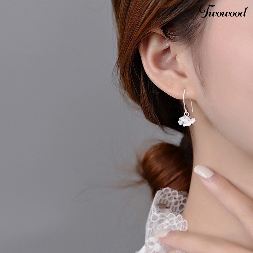 Twowood 1pasang Wanita Anting Pearly Luster Tiga Bunga Cubic Zirconia Hias Kait Gaya Romantis Dekorasi Telinga Perhiasan Elegan Liontin Menjuntai Anting Perlengkapan Kostum