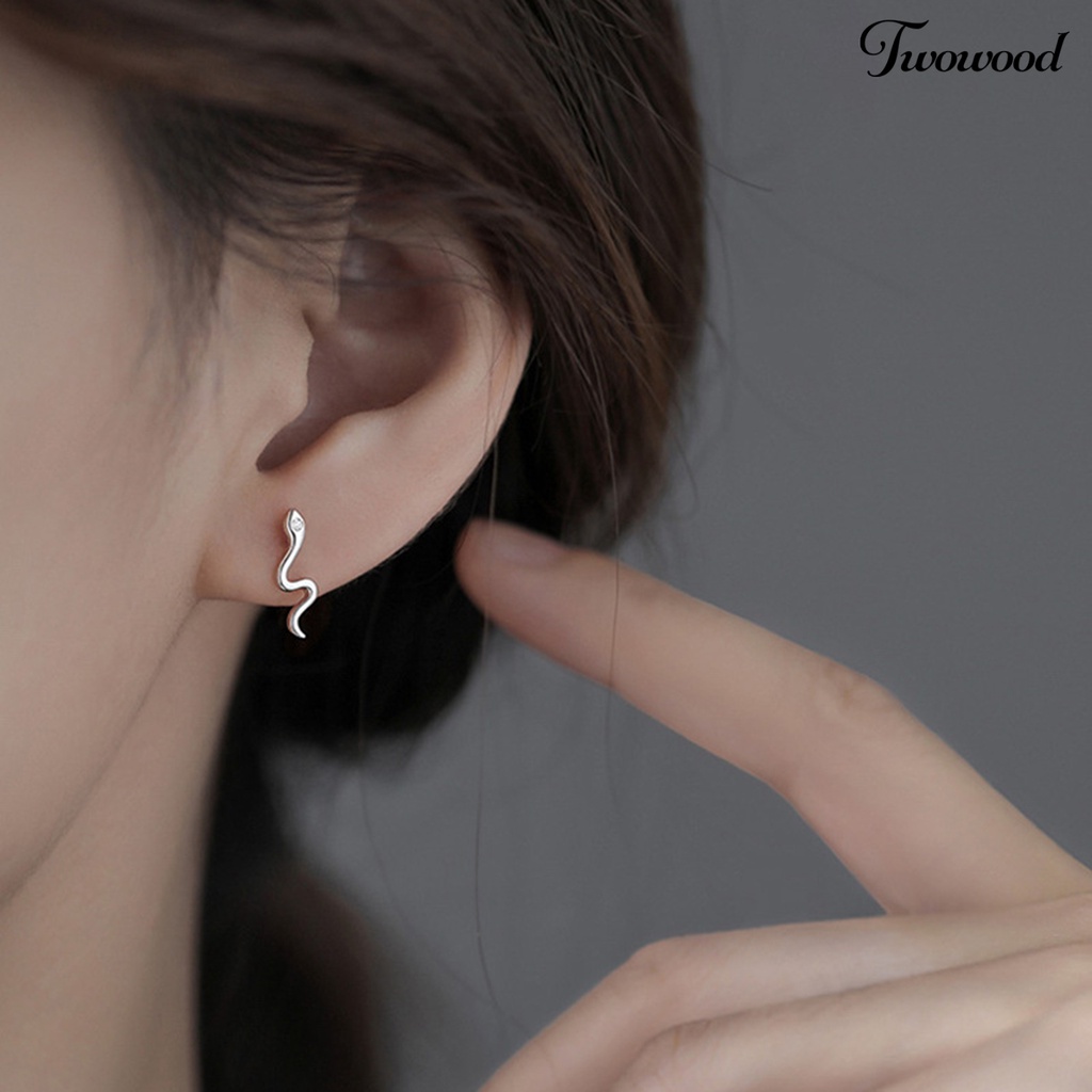 Twowood 1pasang Ear Studs Temperamen Minimalis Mengkilap Cubic Zirconia Hias Geometris Berdandan Hadiah Wanita Ular Stud Anting Tulang Rawan Tindik Perhiasan Aksesori Fashion