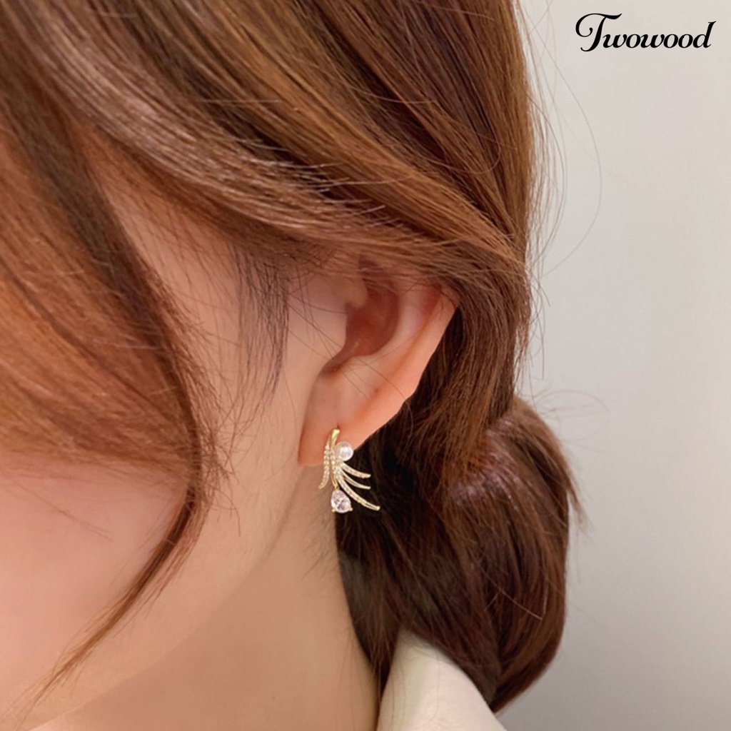 Twowood 1pasang Anting Panjang Eye-catching Maple Leaf Electroplating Geometris Mutiara Imitasi Dekorasi Tahan Luntur Fashion Cubic Zirconia Rumbai Anting-Anting Aksesoris Pakaian