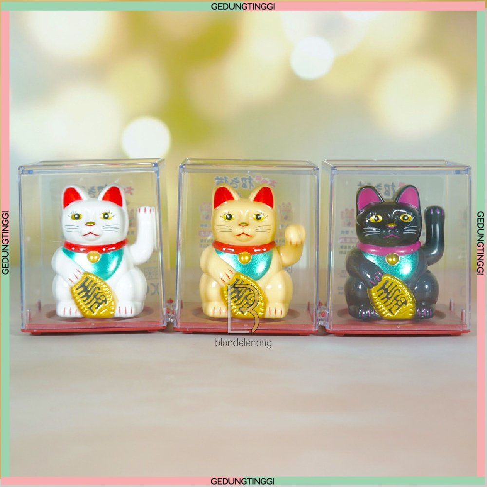 Patung Pajangan Boneka Kucing Hoki Hook Rejeki Rezeki Lucky Fortune Cat Keberuntungan Maneki Neko Maneko Neki Mainan Munchkin Keramik Mobil Goyang Gerak Bergerak Mobil Cina Jepang Korea Baterai Solar Supply Imut Cebol Mini Tangan Berotot Muscle Lucu Murah