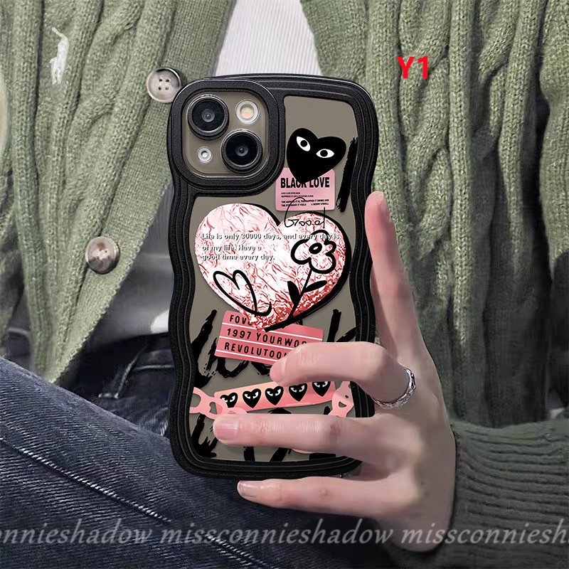 Casing Label Bunga Cinta Hati Trendi Merek Keren Kompatibel Untuk IPhone XR 7 8 6s 6 Plus 13 14 11 12 Pro Max X XS Max SE 2020 Fashion Comme Des Garcons Label Tepi Bergelombang Soft Cover