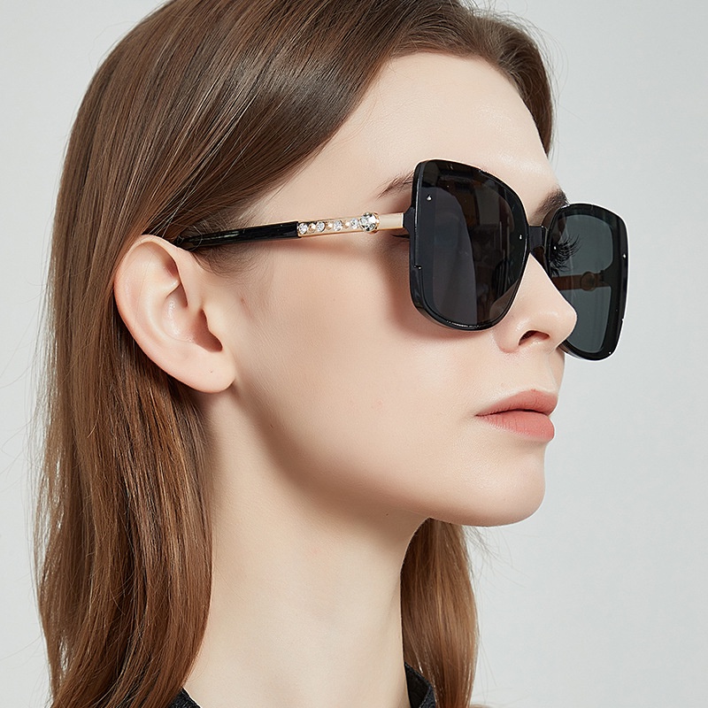 (YUZHU) Oversized Square Frame Diamond Temple Sunglasses Women Western Fashion Metal Temple Sunglasses