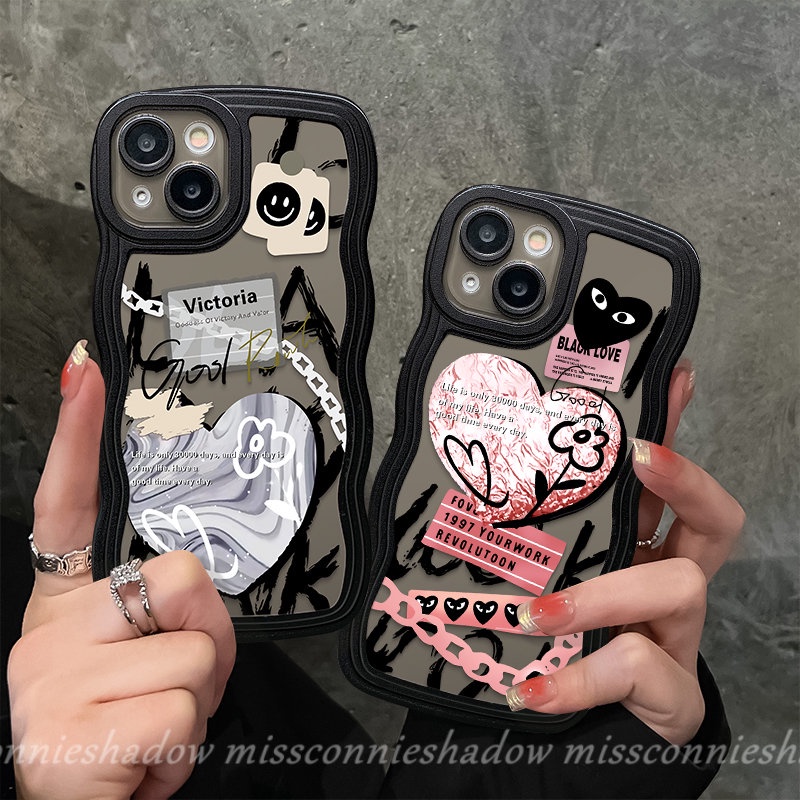 Casing Label Bunga Cinta Hati Trendi Merek Keren Kompatibel Untuk IPhone XR 7 8 6s 6 Plus 13 14 11 12 Pro Max X XS Max SE 2020 Fashion Comme Des Garcons Label Tepi Bergelombang Soft Cover