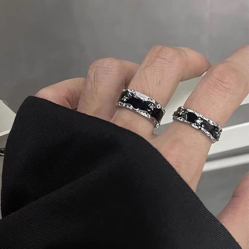 Cahaya Mewah Berlian Imitasi Hitam Pasangan Melawan niche Desain Rasa Cincin Wanita Kepribadian senior sense titanium steel ring Pria