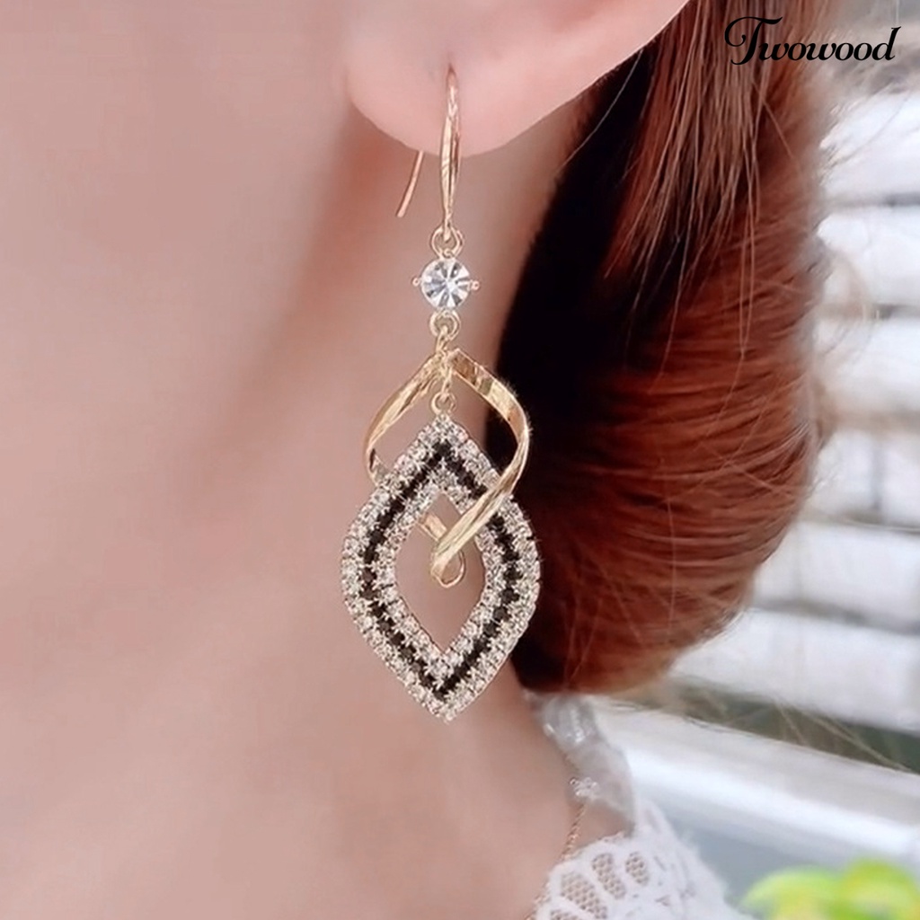 Twowood 1pasang Menjuntai Anting Vintage Berongga Keluar Geometris Berlian Imitasi Mengkilap Hias Berdandan Hadiah Wanita Double Layer Belah Ketupat Liontin Kait Anting Perhiasan Aksesoris