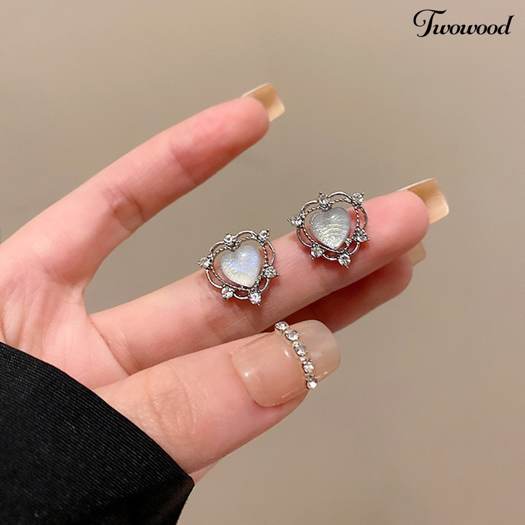 Twowood 1pasang Ear Studs Mini Retro Hollow Gaya Sederhana Fashion Perhiasan Berlian Imitasi Mengkilap Cinta Hati Kristal Imitasi Wanita Anting Untuk Pacaran