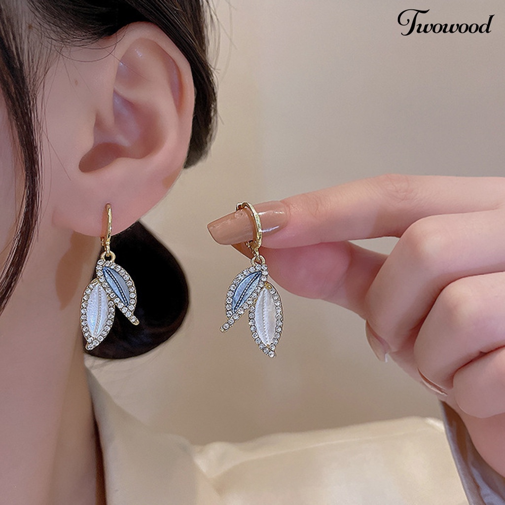 Twowood 1pasang Anting Menjuntai Gaya Retro Elegan Temperamen Hadiah Berkilau Berlian Imitasi Daun Biru Wanita Drop Earrings Perhiasan Aksesoris