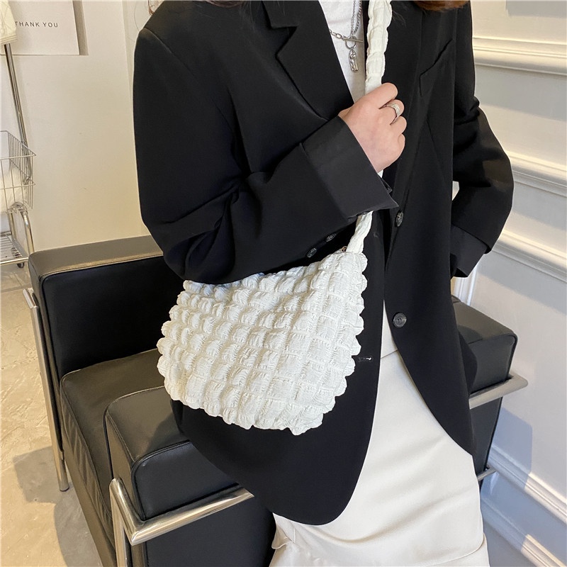 TAS PUFFY SELEMPANG KOREAN PILLOW BAG SELEMPANG WANITA KOREA KEKINIAN PUFFY FOAM SHOULDER BAG TREND Tas Selempang Top Handle Wanita Fashion Korea Terbaru Tas Shoulder Bag Wanita Kekinian