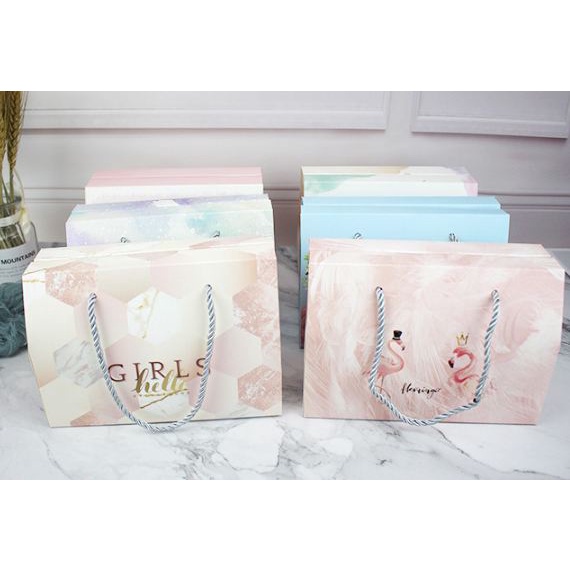 

Kotak Bingkisan Snack Hamper Anak Kantong Tenteng Kotak Kado Cewek Unicorn Flaminggo Flowers-329