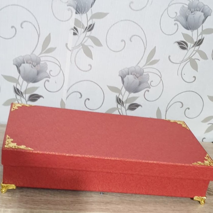 

⭐BISA COD⭐ Kotak Kado/Gift Box Exclusive Embos Full Lapisan Sudut Kaki Merah Gold