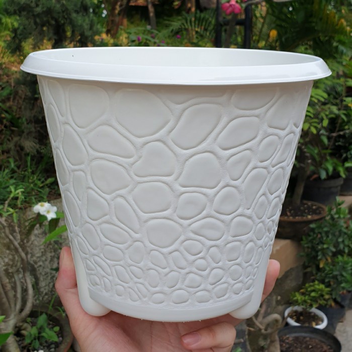 Pot Bunga Plastik Motif Batu Alam Ukuran 22 cm Warna Putih, Merah Bata, dan Hitam