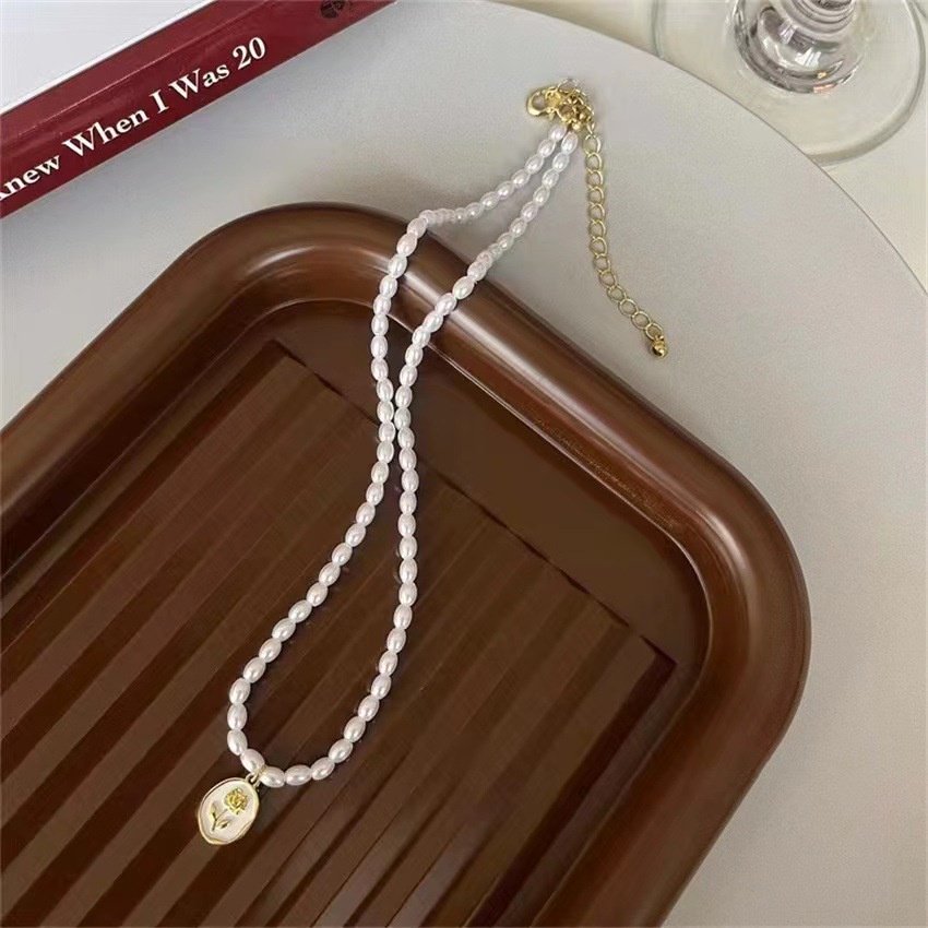 Kalung Mutiara Liontin Mawar Emas Lembut Perempuan Desain Niche Prancis Rantai Klavikula