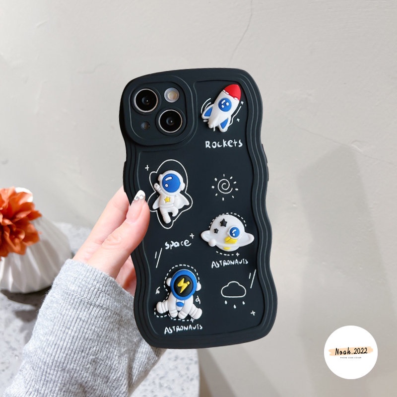 IPHONE Casing Kartun Tepi Bergelombang Kompatibel Untuk Iphone14Plus11 Pro Max7 6s 8 6 Plus 11 13 12 14 Pro Max XR X XS Max SE 2020 Boneka 3D Lucu Astronot Space Soft Tpu Phone Cover