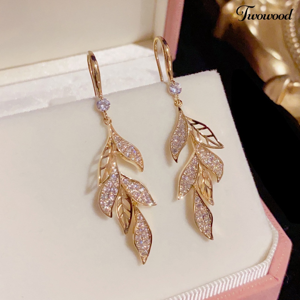 Twowood 1pasang Anting Kait Dainty Elegan Temperamen Golden Bling Berlian Imitasi Berongga Daun Menjuntai Anting Perhiasan Aksesoris