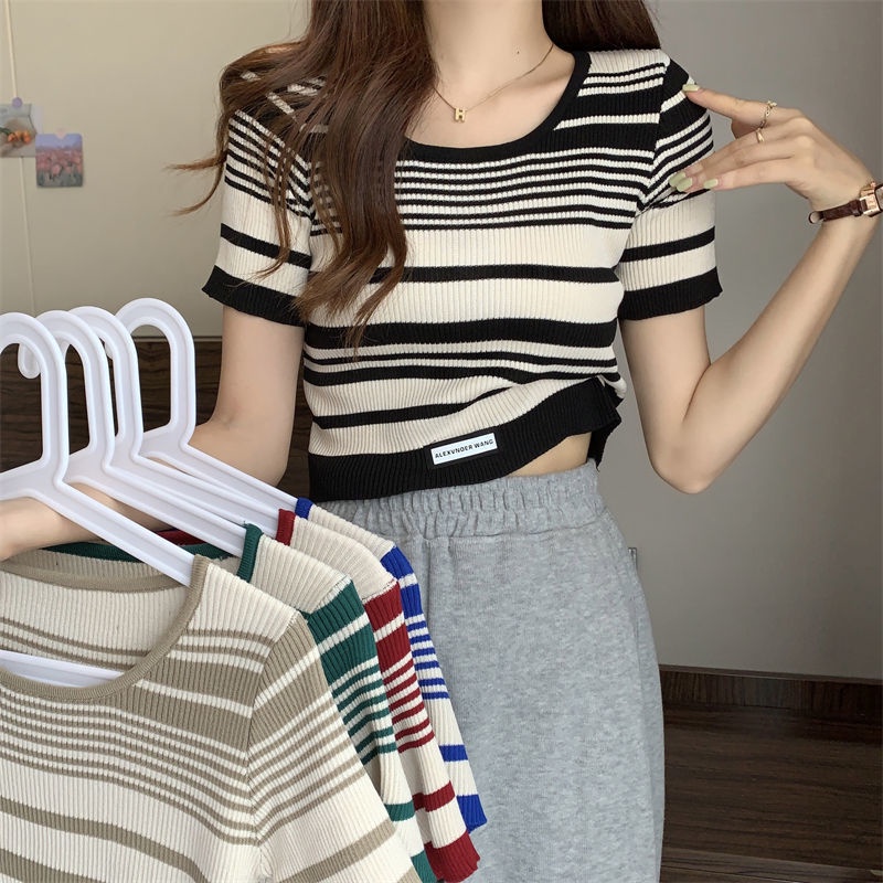 Red Bergaris Lengan Pendek T-shirt Musim Panas Wanita Rasa Desain Niche Bahu Depan Rajutan T-shirt Gadis Panas Kartu Pendek Pinggang Kecil atasan Kemeja