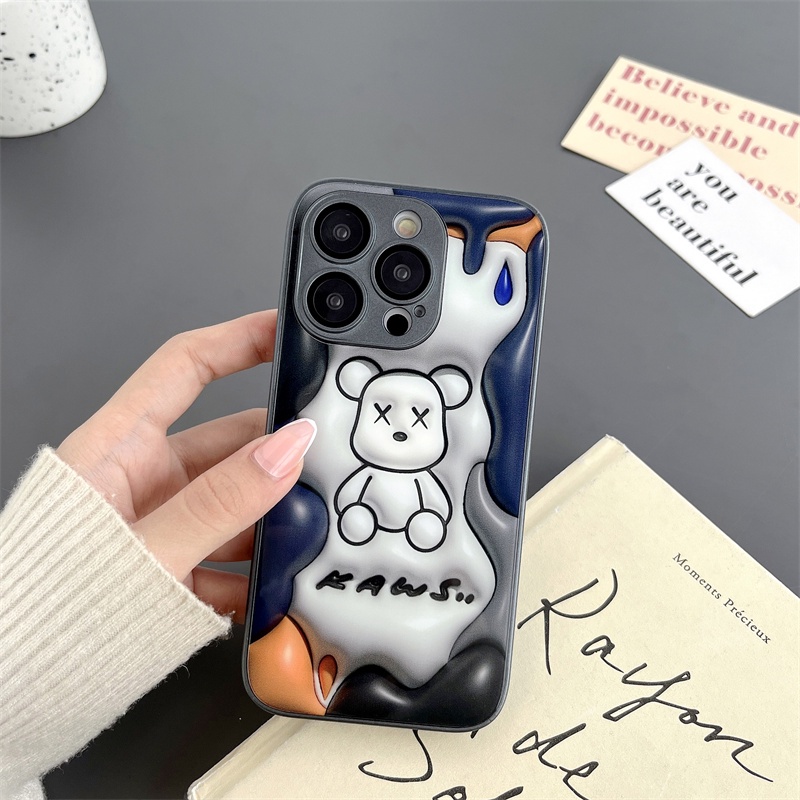 Kaws Lucu Dengan Lensa Kaca Film Ponsel Case Untuk iPhone 14 Pro Max14Plus13 12 Promax Keras Perasaan Tiga Dimensi Glass Case Penutup Belakang