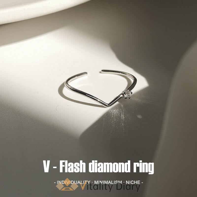 【COD❤️】Cincin Flash Diamond berbentuk V  Kepribadian Pembuka Wanita Sederhana  Cincin Rasa Desain Mewah Ringan-VDY