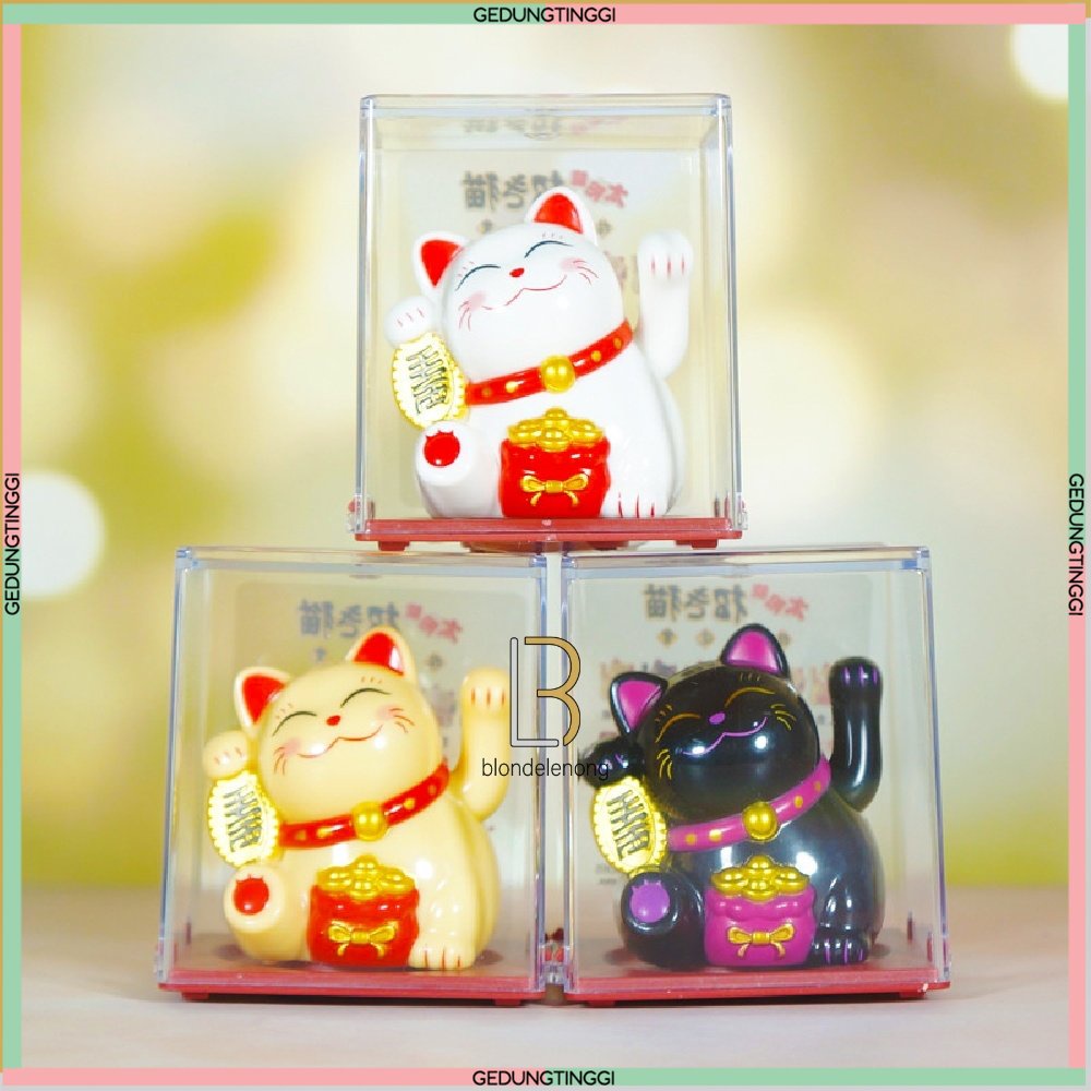 Patung Pajangan Boneka Hiasan Kucing Hoki Rejeki Rezeki Lucky Fortune Cat Keberuntungan Maneki Neko Maneko Neki Mainan Munchkin Keramik Mobil Cina Jepang Baterai Solar Supply Imut Mini Kecil Tangan Goyang Gerak Bergerak Berotot Muscle Mika Kado Lucu Murah