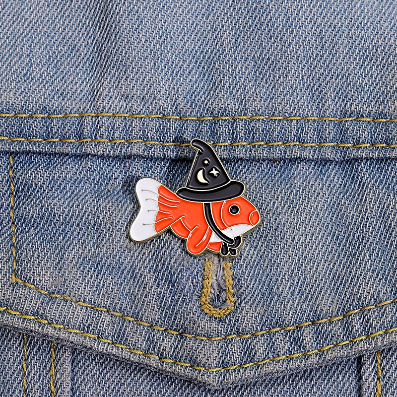 Pin Enamel Ikan Mas Penyihir Ikan Lucu Bros Kerah Lapel Pin Lencana Kartun Hewan Penyihir Perhiasan Hadiah Untuk Anak-Anak Teman