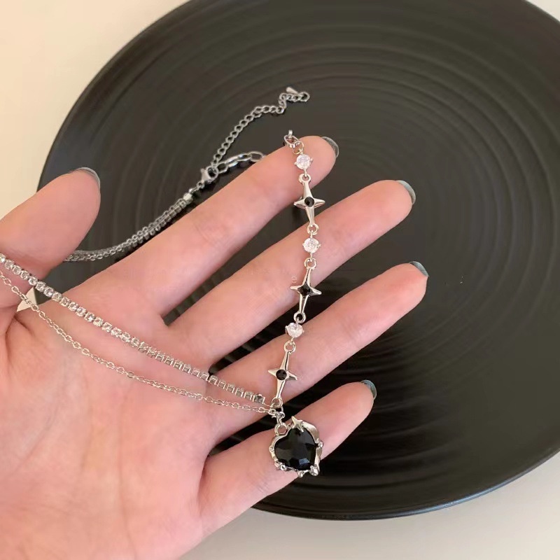 Manis Dan Keren! Edgy Kalung Bentuk Hati Warna Hitam Untuk Anak Perempuan