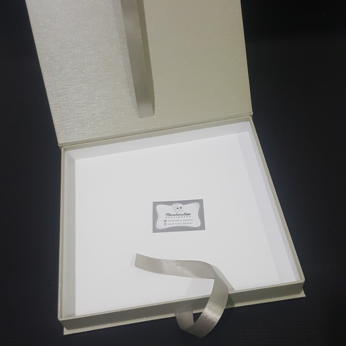 

⭐BISA COD⭐ 25x23x3cm Kotak kado gift box hampers dus hadiah packaging - Buku, Inner Light