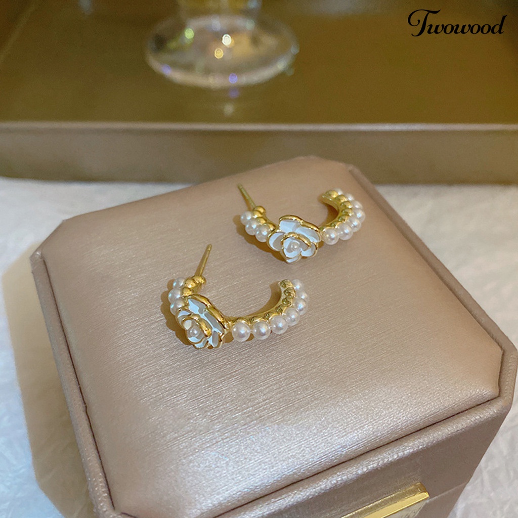 Twowood 1pasang Anting Hoop Temperamen Camellia Cahaya Mewah Eye-catching Tidak Luntur Dekorasi Electroplating Niche Mutiara Imitasi Lingkaran Anting Perhiasan Aksesori