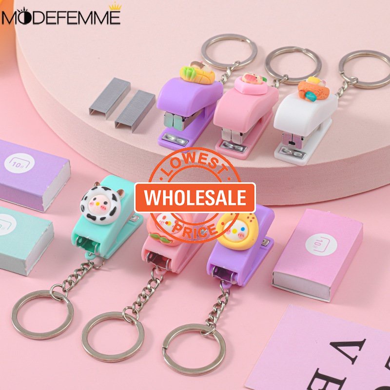 [Harga Grosir] Kartun Mini Stapler Dengan Gantungan Kunci Kantor Siswa Stapler Kertas Tes Pengikat Dokumen Lucu Kecil Liontin Stapler Candy Color Stationery Key Ring Charm