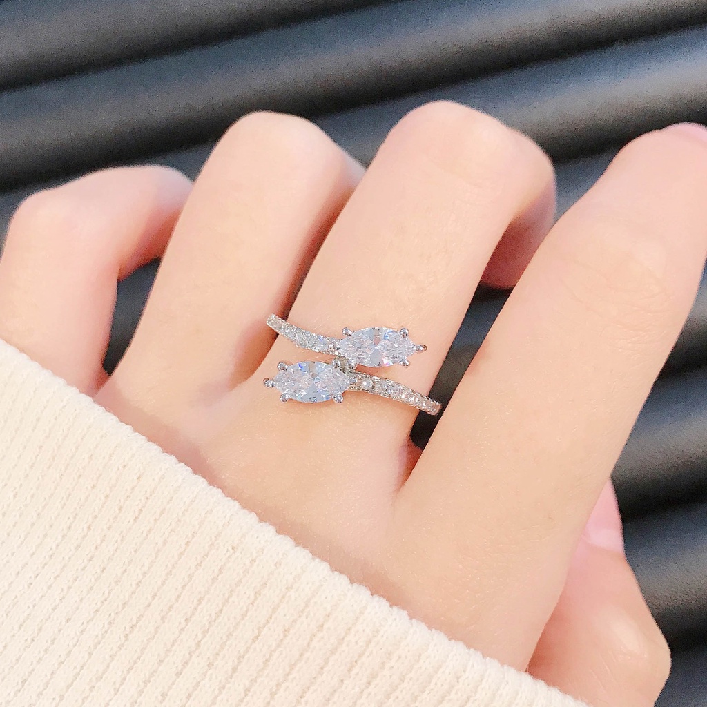 Goldkingdom Aksesoris Perhiasan Fashion Ready Stock Berlian Mosan Impor Amerika Set Cincin Berlapis Dengan Platinum PT950 Dua Daun Cincin Tunangan Perempuan.