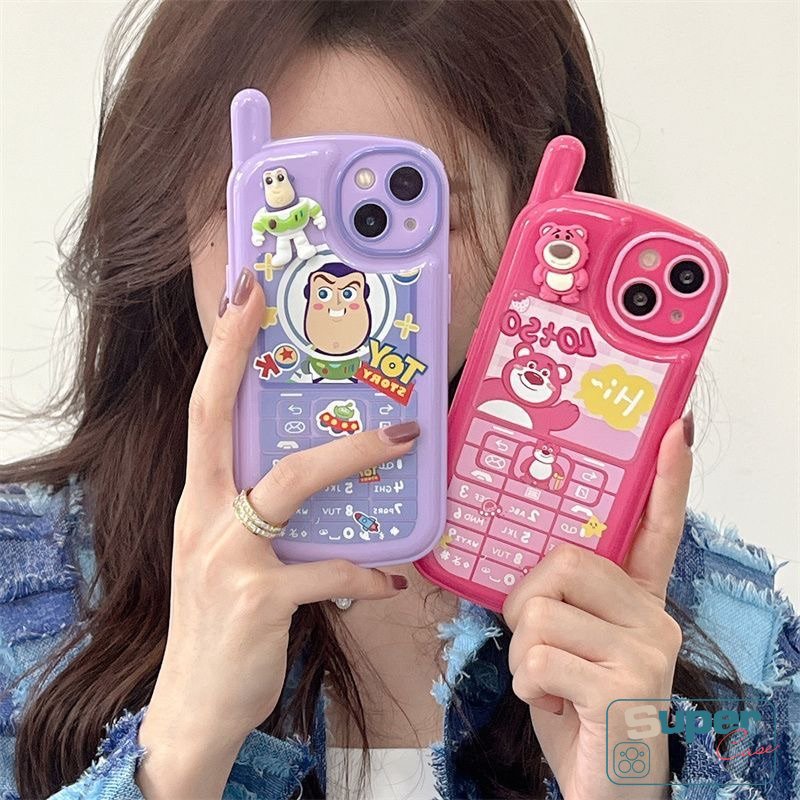 IPHONE 3d Kartun Boneka Kepribadian Retro Ponsel Bentuk Case Kompatibel Untuk Iphone13 11 14 12 Pro MAX XR X7 8 Plus SE XS MAX 2020lucu Strawberry Bear Manyo Toy Story Glossy Lembut Tpu Cover