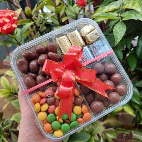 

Terlaris ✨ -Paket Cokelat Lebaran / Parcel coklat Mix Delfi Toples sekat 4 - C- 2.2.23