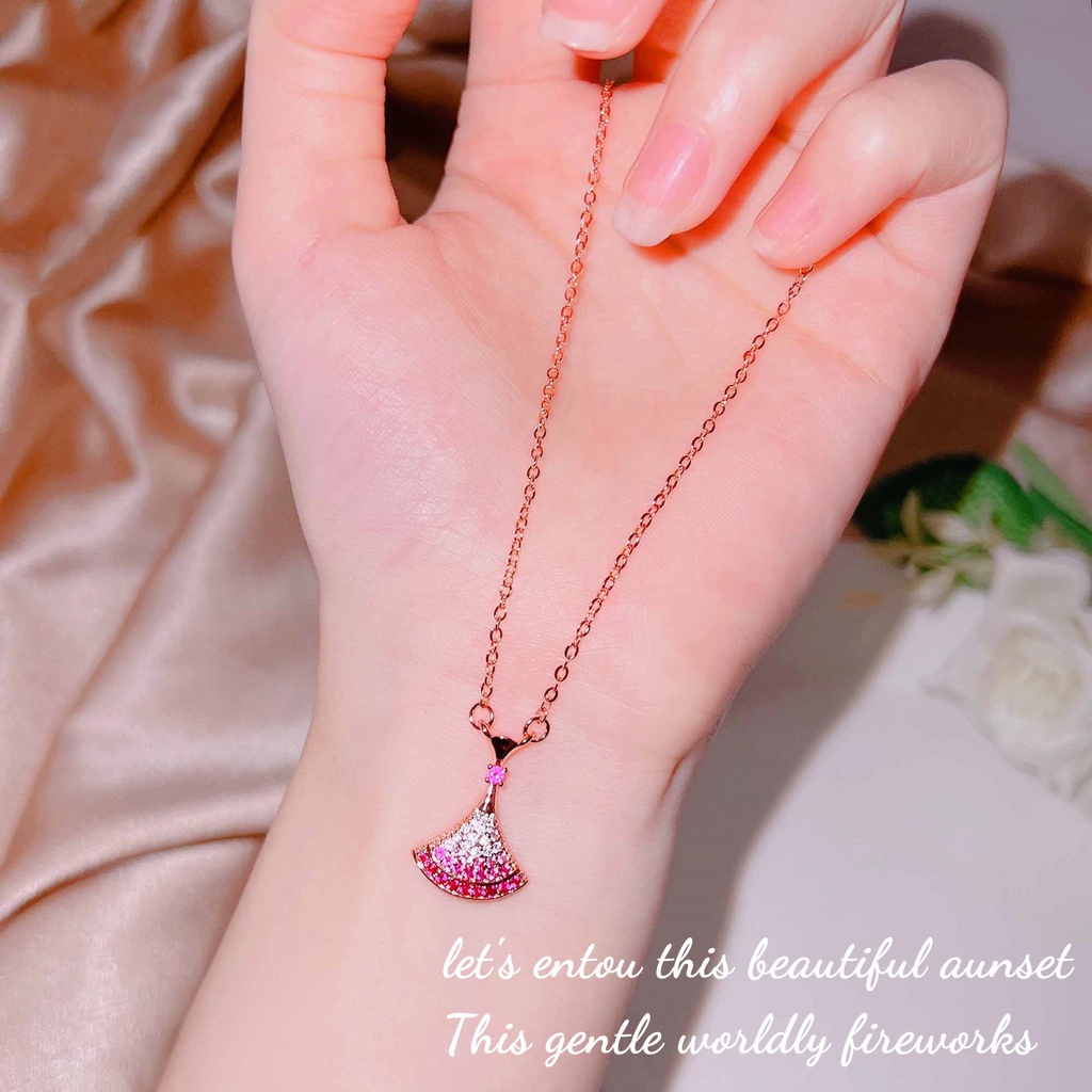 Goldkingdom Fashion Perhiasan Aksesoris Ready Stock Kalung Berlian Merah Rose Gold Berkilauan Penuh Berlian Harta Karun Keluarga Rok Kecil Liontin Rantai Tulang Selangka