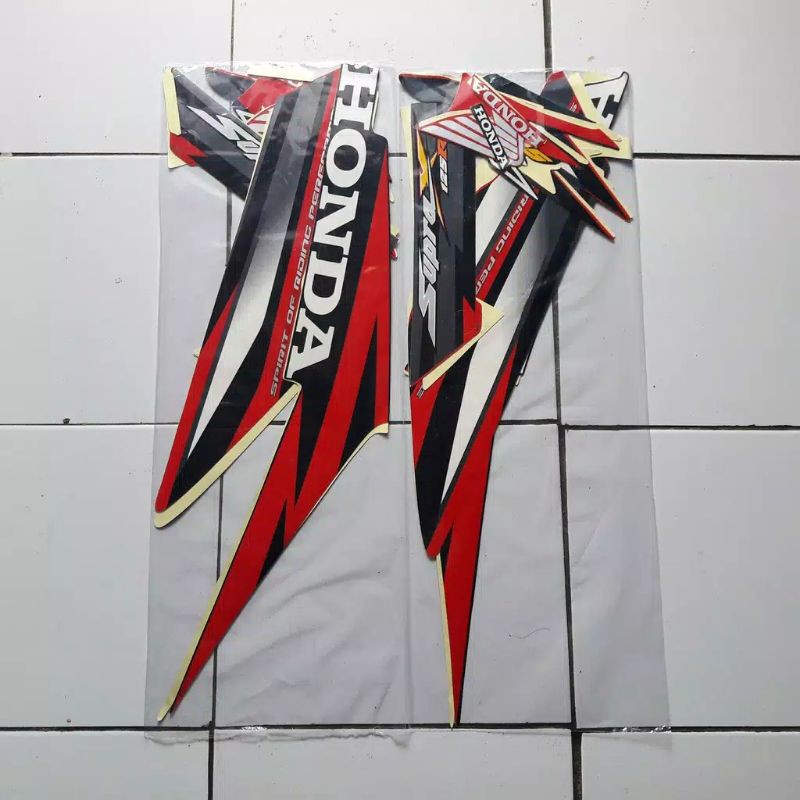 striping sticker lis body honda supra x 125 r thn 2006 hitam merah