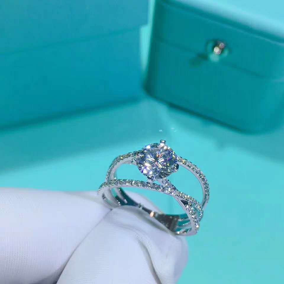 Goldkingdom Aksesoris Perhiasan Fashion Ready Stock Cincin Moissanite Sansheng III Karat Lapis Titanium Pt950 Emas Putih Imitasi Zirkon Pernikahan Band