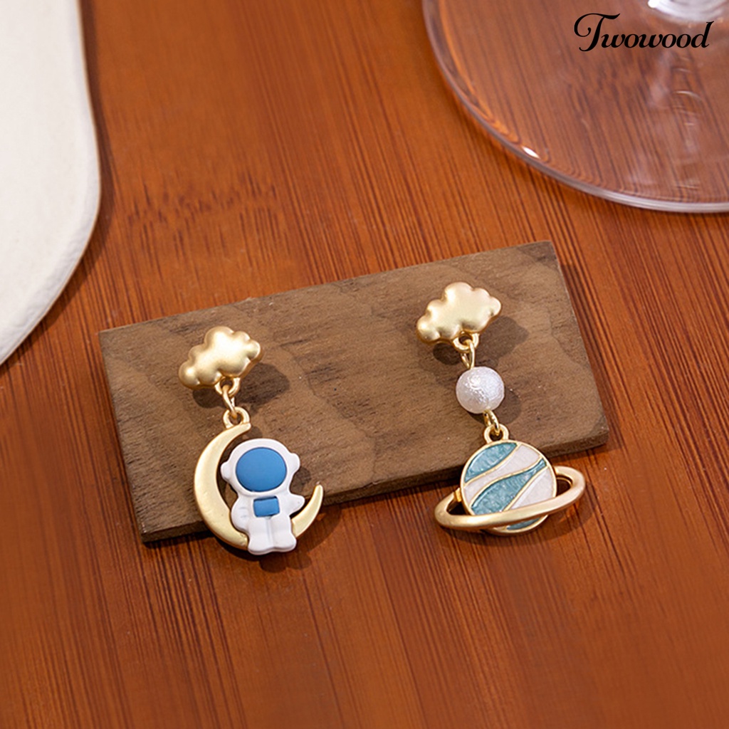 Twowood 1pasang Anting Pejantan Kartun Tiga Dimensi Asimetris Geometris Electroplating Hias Perhiasan Hadiah Wanita Lucu 3D Astronot Planet Moon Pendant Earrings