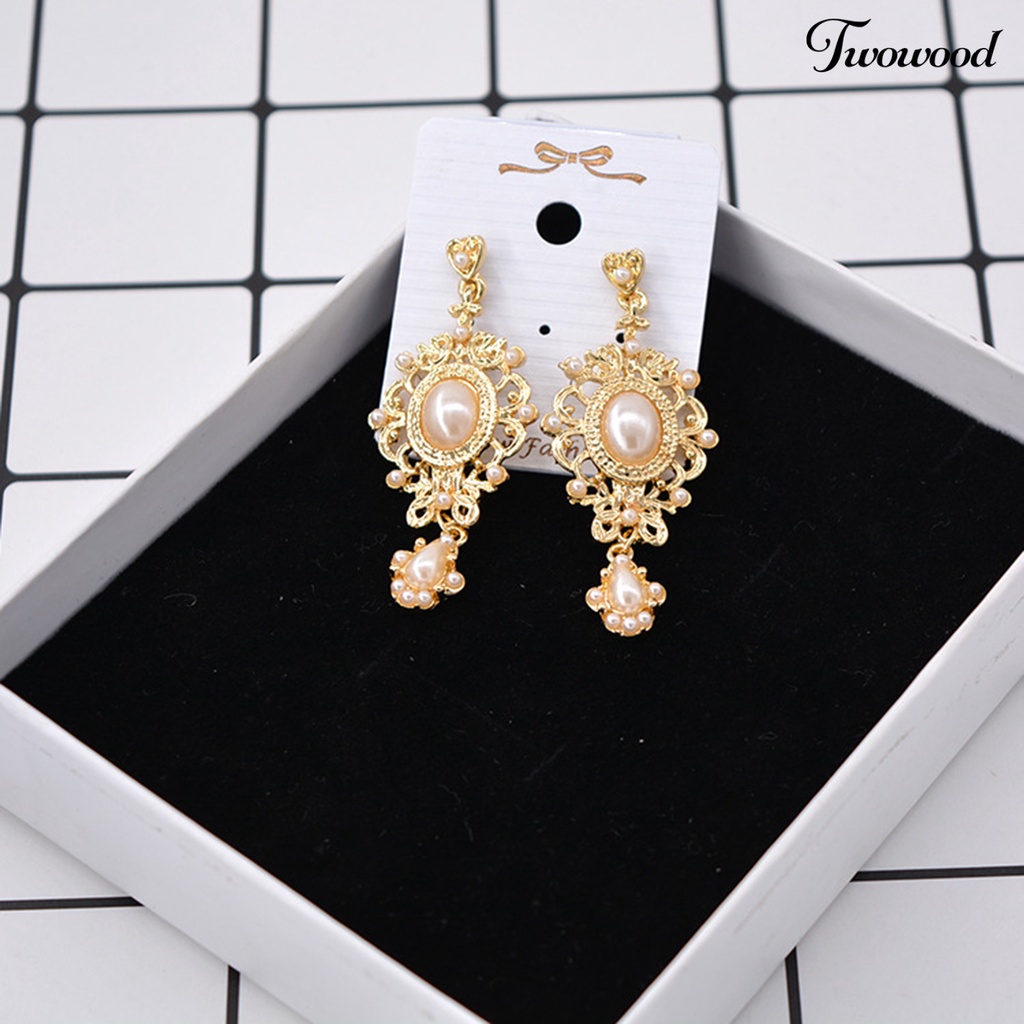 Twowood 1pasang Anting Menjuntai Desain Pengadilan Kerajaan Mutiara Imitasi Pola Geometris Temperamen Klasik Berdandan Hias Pengadilan Retro Baroque Stud Earrings Perhiasan Fashion