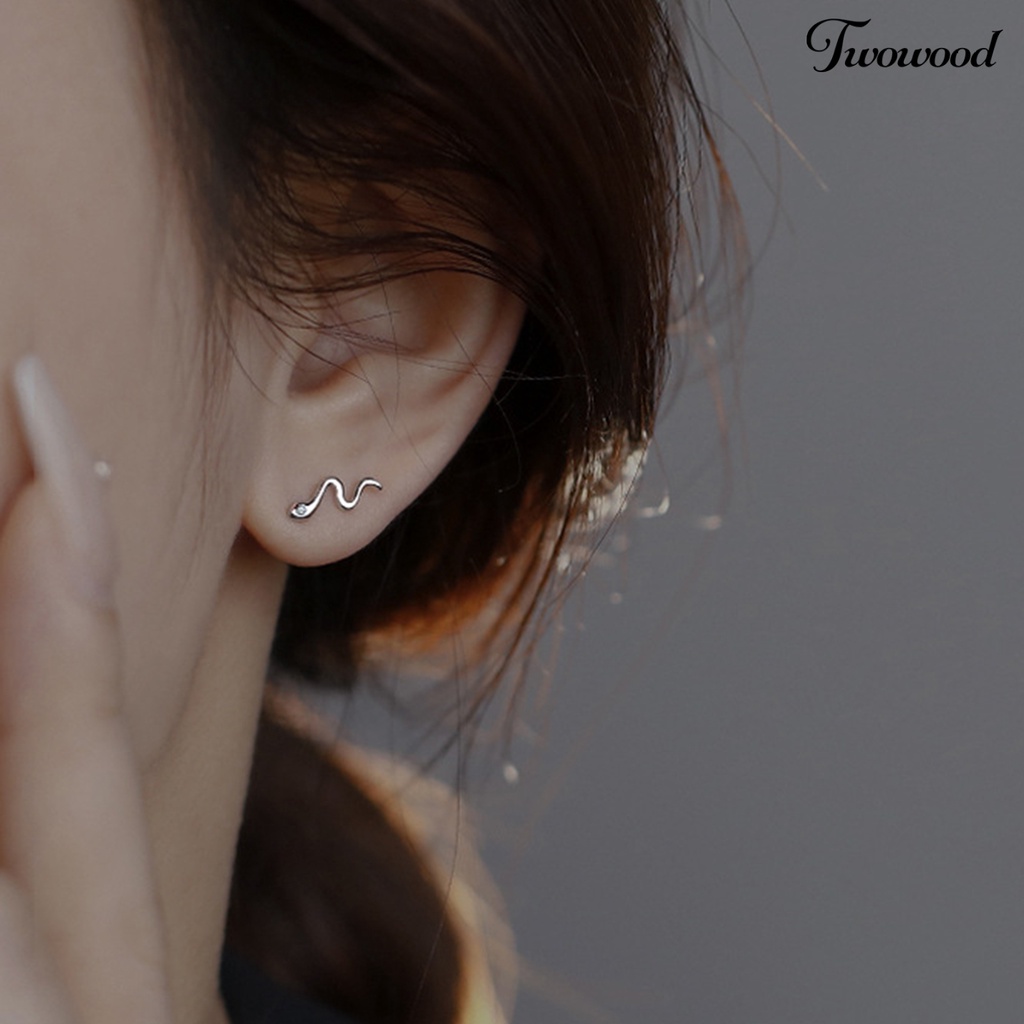 Twowood 1pasang Ear Studs Temperamen Minimalis Mengkilap Cubic Zirconia Hias Geometris Berdandan Hadiah Wanita Ular Stud Anting Tulang Rawan Tindik Perhiasan Aksesori Fashion