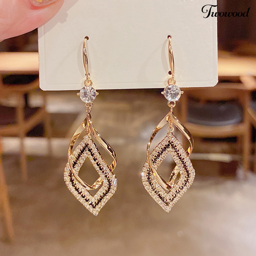 Twowood 1pasang Menjuntai Anting Vintage Berongga Keluar Geometris Berlian Imitasi Mengkilap Hias Berdandan Hadiah Wanita Double Layer Belah Ketupat Liontin Kait Anting Perhiasan Aksesoris