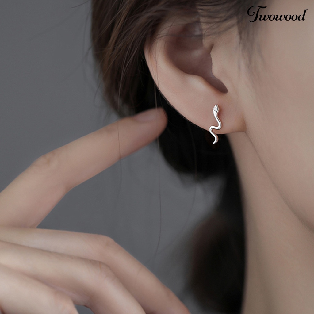 Twowood 1pasang Ear Studs Temperamen Minimalis Mengkilap Cubic Zirconia Hias Geometris Berdandan Hadiah Wanita Ular Stud Anting Tulang Rawan Tindik Perhiasan Aksesori Fashion