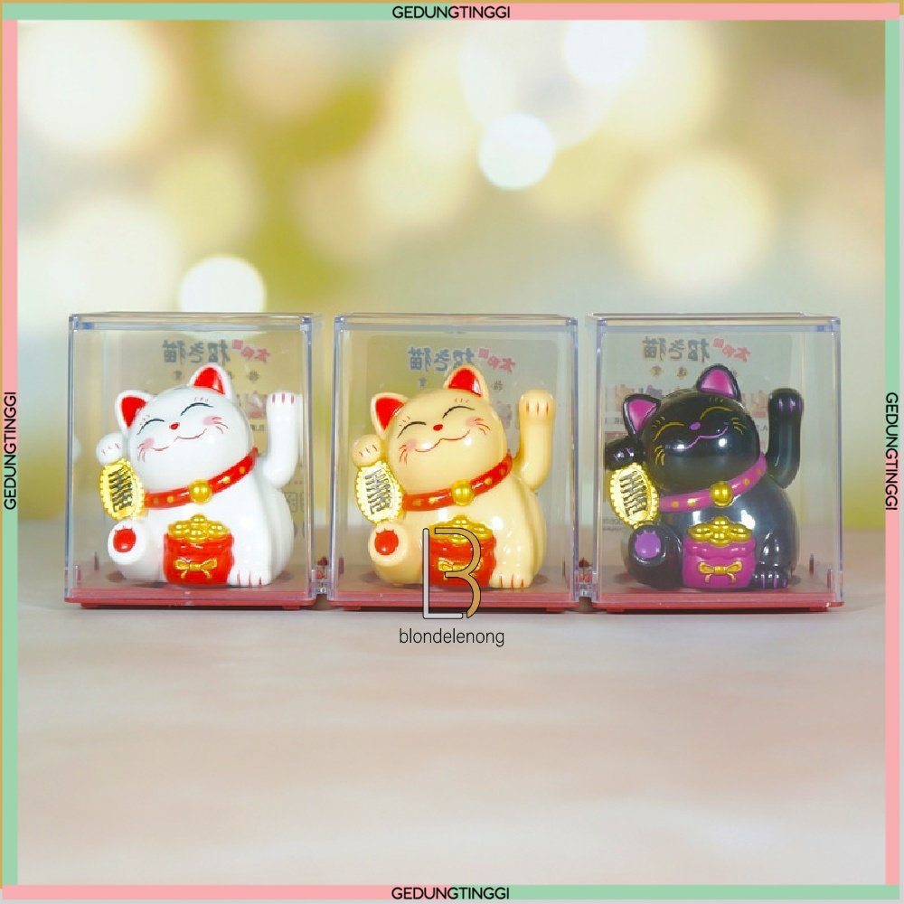 Patung Pajangan Boneka Hiasan Kucing Hoki Rejeki Rezeki Lucky Fortune Cat Keberuntungan Maneki Neko Maneko Neki Mainan Munchkin Keramik Mobil Cina Jepang Baterai Solar Supply Imut Mini Kecil Tangan Goyang Gerak Bergerak Berotot Muscle Mika Kado Lucu Murah