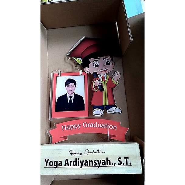 Plakat wisuda TK SD SMP SMA, plakat wisuda akrilik, kadl wisuda, piala wisuda akrilik Tatakan Kayu