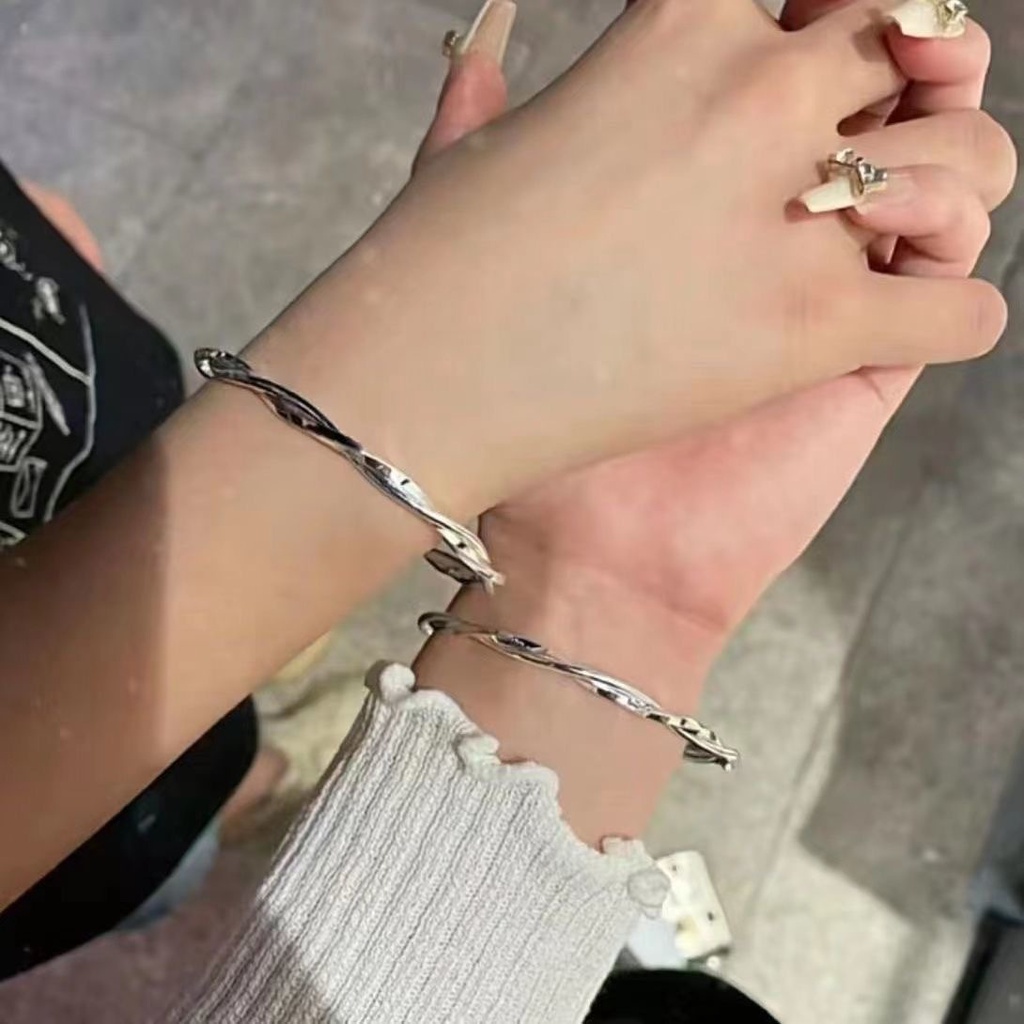 Mobius Gelang ins Mahasiswa Bernilai Tinggi Wanita Gaya Keren Sederhana High-end Pacar Pasangan Gelang