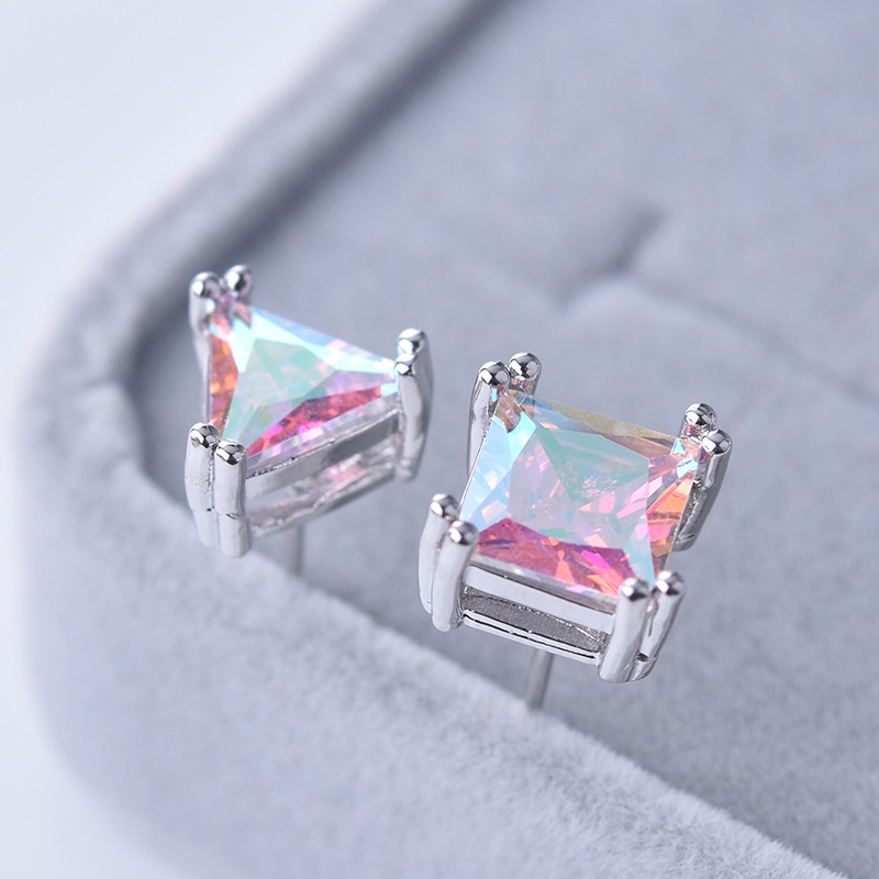 Goldkingdom Fashion Perhiasan Aksesoris Ready Stock Baru Sederhana Tujuh Pelangi Persegi Imitasi Berlian Zirkon Empat Cakar Anting Pria Dan Wanita Segitiga Telinga Perhiasan