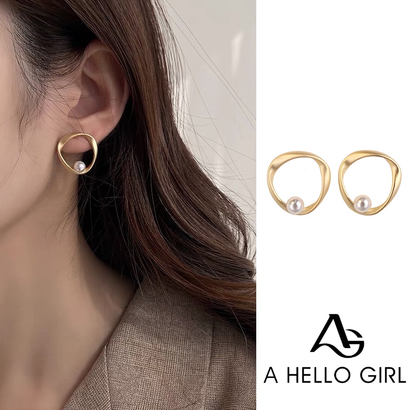 Anting Stud Bentuk Bulat Geometris Aksen Mutiara Imitasi Bahan Metal Warna Emas Untuk Wanita